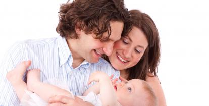Rodzicie: kobieta i mężczyzna trzymają noworodka na rękach