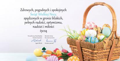 Grafika wektorowa: koszyczek wiklinowy z kolorowymi jajkami. Obok leżą również kolorowe jajka. 