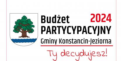 Z lewej strony herb gminy: tarcza herbowa jest biała. Widnieje na niej drzewo – dąb – z brązowym korzeniem i pniem oraz zieloną koroną. Pod drzewem znajduje się pięć błękitnych fal symbolizujących rzekę Jeziorkę. z prawej strony napis Budżet partycypacyjny Gminy Konstancin-Jeziorna 2024, Ty decydujewsz!