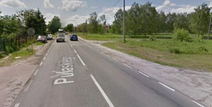 Droga ze zniszczoną nawierzchnią i samochodami