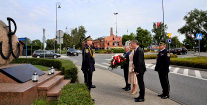 Władze gminy składają kwiaty przed pomnikiem kamieniu upamiętniającym poległych żołnierzy Samodzielnego Batalionu Narodowych Sił Zbrojnych Armii Krajowej