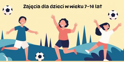 Grafika: żółte tło na nim dzieci grające w piłkę nożna i duży napis wakacyjne zajęcia sportowe