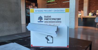 Skrzynka do głosowania w budżecie partycypacyjnym ustawiona na stoliku w Urzędzie Miasta i Gminy Konstancin-Jeziorna.