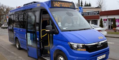 Niebieski autobus z numerem L42.