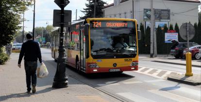 Żółto-czerwony autobus miejski linii 724