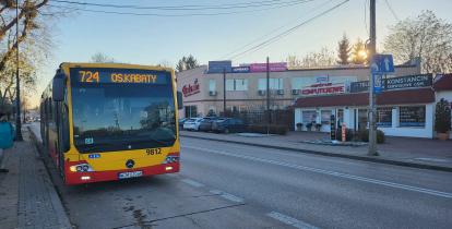 Żółto-czerwony autobus linii 724.