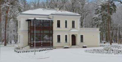 Willa Kamilin zimą. Na zdjęciu widać budynek w całej okazałości, a do okoła leży śnieg.