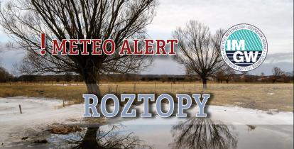 Na górze czerwony napis meteo alert poprzedzony wykrzyknikiem. Obok niego logo Instytutu Meteorologii i Gospodarki Wodnej - niebieski okrąg z białymi literami IMGW, poniżej szary napis roztopy. W tle widać pole z wysokimi drzewami i śnieg leżący na ziemi.s.  