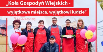 Pięć kobiet i dwóch mężczyzn pozuje do zdjęcia. Są ubrani w czerwone fartuchy. Na zdjęciu jest napis: Koła Gospodyń Wiejskich – wyjątkowe miejsca, wyjątkowi ludzie.