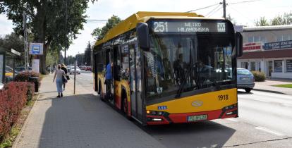 Czerwono-żólty autobus z wyświetlonym napisem: 251