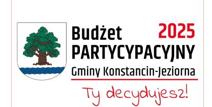 z lewej strony herb gminy: tarcza herbowa jest biała. Widnieje na niej drzewo – dąb – z brązowym korzeniem i pniem oraz zieloną koroną. Pod drzewem znajduje się pięć błękitnych fal symbolizujących rzekę Jeziorkę. z prawej strony napis Budżet partycypacyjny Gminy Konstancin-Jeziorna 2022, Ty decydujewsz!