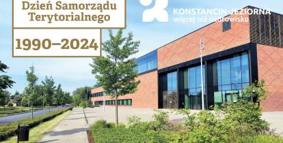 Napis Dzień Samorządu Terytorialnego 1990–2024 na tle budynku z czerwonej cegły