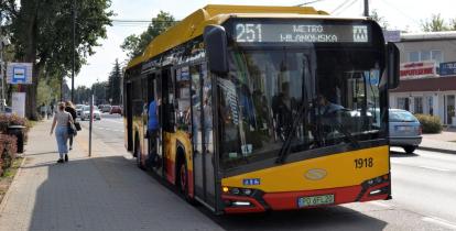 Czerwono-żólty autobus z wyświetlonym napisem: 251