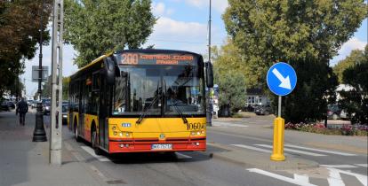 autobus na ulicy