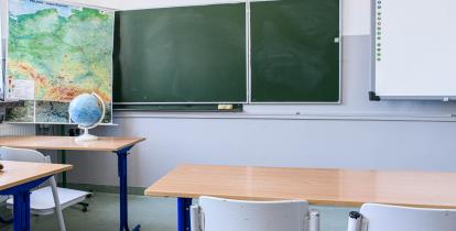 klasa szkolna w tle tablica i globus