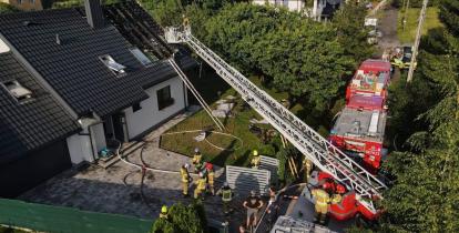 Strażacy podczas akcji gaśniczej pożaru budynku jednorodzinnego