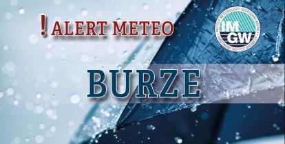 Na górze czerwony napis meteo alert poprzedzony wykrzyknikiem. Obok niego logo Instytutu Meteorologii i Gospodarki Wodnej – niebieski okrąg z białymi literami IMGW, poniżej niebieski napis burze. W tle fragment granatowego parasola oraz krople deszczu.