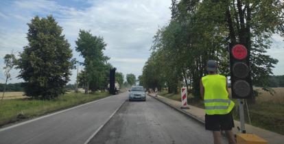 Droga i jadącą zwężeniem samochód.