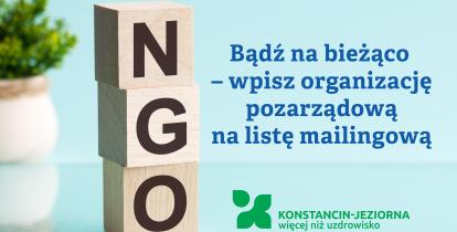 Grafika wektorowa: Napis NGO ułożony z klocków drewnianych, obok napis: Bądź na bieżąco – wpisz organizację pozarządową na listę mailingową.