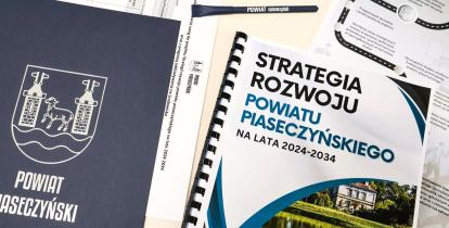 dokumenty urzędowe rozłożone na stole