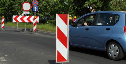 Samochód stoi na drodze z zakazem wjazdu
