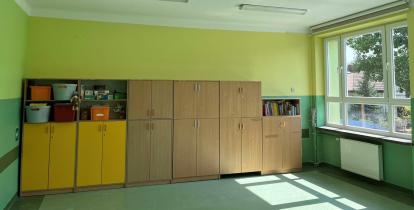 Sala lekcyjna z kolorowymi ścianami i oknami