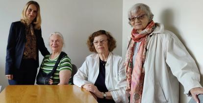 Cztery kobiety w różnym wieku pozują do zdjęcia