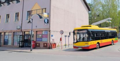 autobus na tle budynku, na ścianie ślady po zdemontowanych reklamach