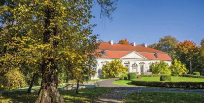 Pałac w Oborach jesienią