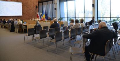 Sala posiedzeń, na której trwa spotkanie.