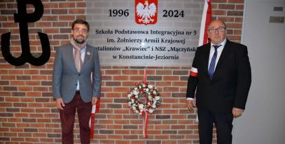 Odsłonięcie tablicy pamiątkowej w SP Integracyjnej nr 5