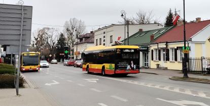 Czerwono-żólty autobus z wyświetlonym napisem: 251