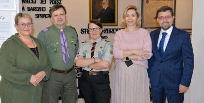 3 kobiety i dwóch mężczyzn stoi obok siebie