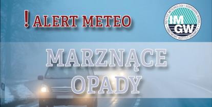 Na górze czerwony napis meteo alert poprzedzony wykrzyknikiem. Obok niego logo Instytutu Meteorologii i Gospodarki Wodnej - niebieski okrąg z białymi literami IMGW, poniżej szary napis marznące opady. W tle widać samochód jadący ulicą asfaltową przez las.  