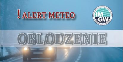 Zdjęcie przedstawia meteorologiczne ostrzeżenie o oblodzeniu dróg z napisem „alert meteo” oraz „oblodzenie” na tle zimowej, śliskiej drogi, na której widać samochody z włączonymi światłami.