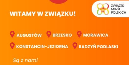 Na pomarańczowym tle widnieje napis: „Witamy w Związku!” oraz nazwy pięciu miast: Augustów, Brzesko, Morawica, Konstancin-Jeziorna i Radzyń Podlaski, które dołączyły do organizacji. W dolnej części grafiki widoczna jest liczba „373 miasta” symbolizująca łączną liczbę miast członkowskich Związku Miast Polskich. Po prawej stronie umieszczone jest logo Związku z kolorowym symbolem i napisem.