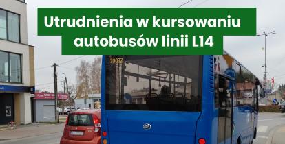 Tył niebieskiego autobusu linii L14 stojącego na ulicy obok czerwonego samochodu osobowego. Nad obrazem znajduje się zielony pasek z napisem: Utrudnienia w kursowaniu autobusów linii L14