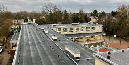  Widok na nowo zmodernizowany dach Szkoły Podstawowej nr 3 z izolacją termiczną, nowym pokryciem oraz zmodernizowaną instalacją odgromową.