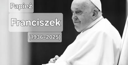 Czarno-białe zdjęcie starszego mężczyzny, papieża.