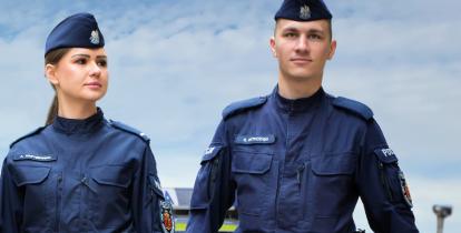 Plakat rekrutacyjny Komendy Stołecznej Policji przedstawiający dwójkę umundurowanych funkcjonariuszy z hasłem „Dołącz do najlepszych – REKRUTACJA – TY też możesz!” oraz informacjami kontaktowymi i kodem QR.