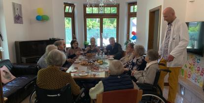 Grupa starszych osób na wózkach inwalidzkich