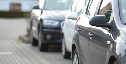 Czarne samochody stojące na parkingu.
