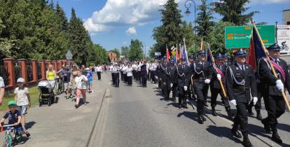Orkiestra dęta idącą na czele parady