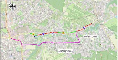 Mapa przedstawia tymczasową organizację ruchu podczas rozbudowy drogi wojewódzkiej nr 721 między Piasecznem a Konstancinem-Jeziorną, z zaznaczonymi odcinkami jedno- i dwukierunkowymi, objazdami oraz zamkniętymi i otwartymi wlotami ulic.