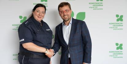 Kobieta i mężczyzna podają sobie ręce
