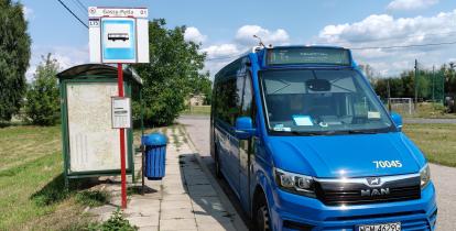 Autobus stoi na przystanku