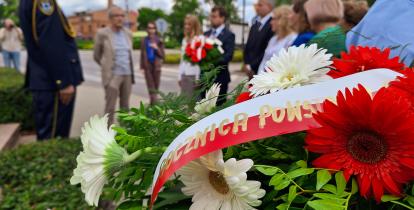 Zdjęcie reprezentantów samorządu składającego kwiaty przed pomnikiem powstanców.