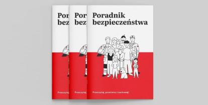 trzy egzemplarze broszury zatytułowanej „Poradnik bezpieczeństwa” z ilustracją grupy ludzi na okładce.