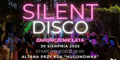 Grafika promująca wydarzenie „Silent Disco” w Parku Zdrojowym w Konstancinie-Jeziornie. W tle zdjęcie tłumu tańczących osób w słuchawkach z podświetlanymi na różne kolory nausznikami. Na pierwszym planie widoczne napisy: „SILENT DISCO”, „Park Zdrojowy Konstancin-Jeziorna”, „30 sierpnia 2025, start od godz. 19:00, Altana przy KDK ‘Hugonówka’”. W dolnych rogach logotypy Konstancińskiego Domu Kultury i marki Konstancin-Jeziorna „więcej niż uzdrowisko”, pośrodku ikona słuchawek i napis „Silent Disco Party”.