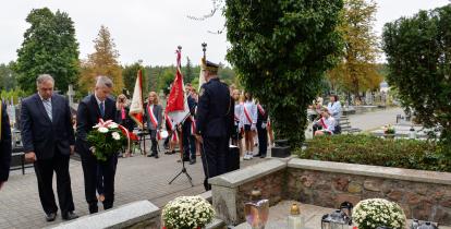 Delegacja składa wieńce z okazji 86. rocznicy wybuchu drugiej wojny światowej